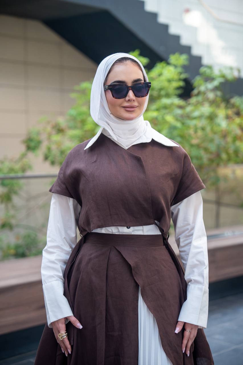 A set consisting of a white shirt, a brown jacket and a skirt. C:J1057