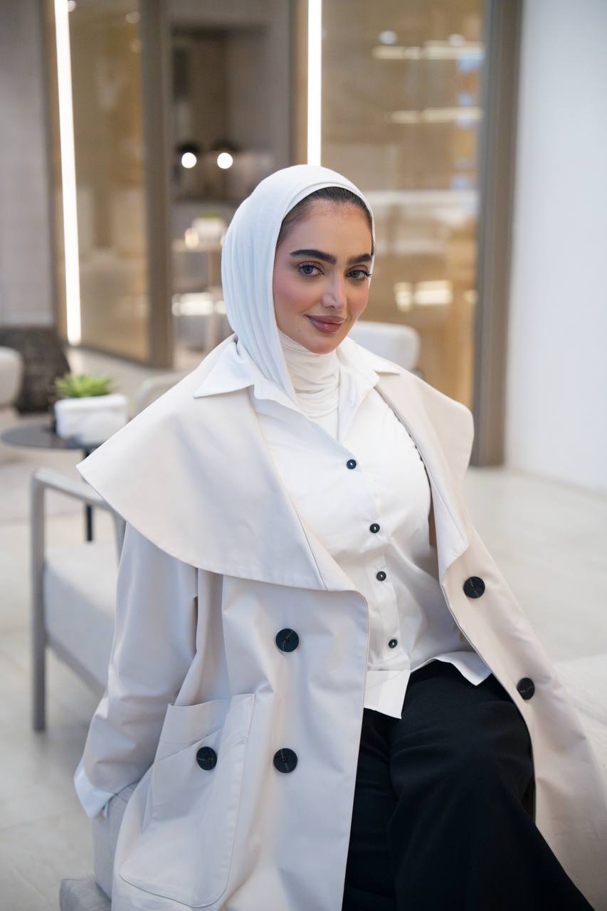 طقم انيق مكون من ترنش كوت مع قميص و بنطلون