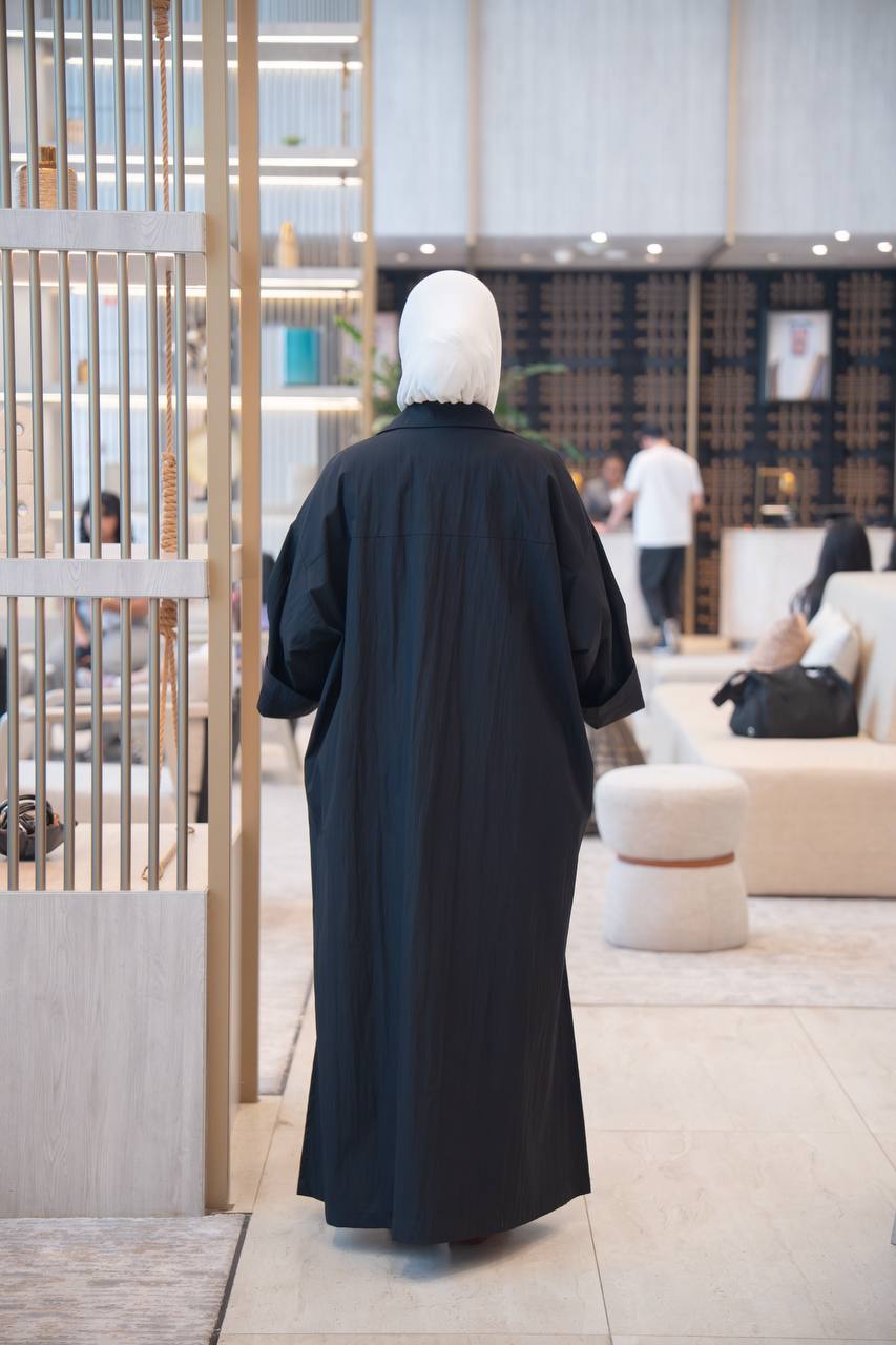 طقم ترنش كوت اسود مع بلوزة حفر و بنطلون بيج .