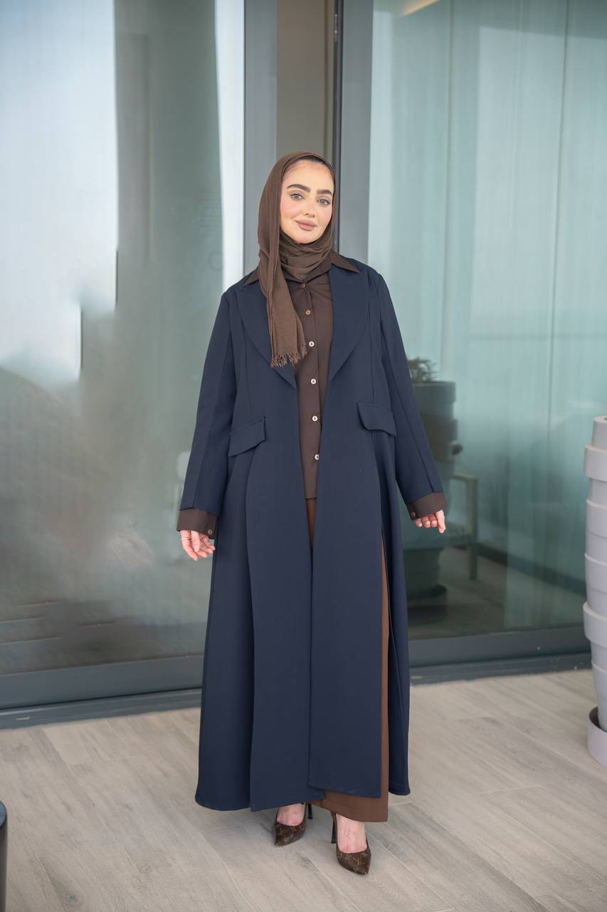 طقم بليزر باللون الكحلي مع طقم داخلي باللون البني