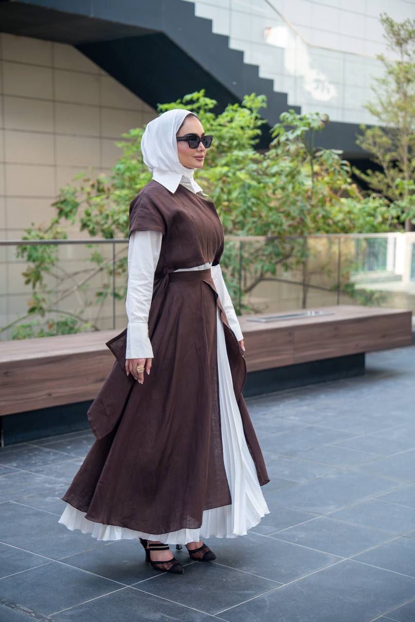 A set consisting of a white shirt, a brown jacket and a skirt. C:J1057