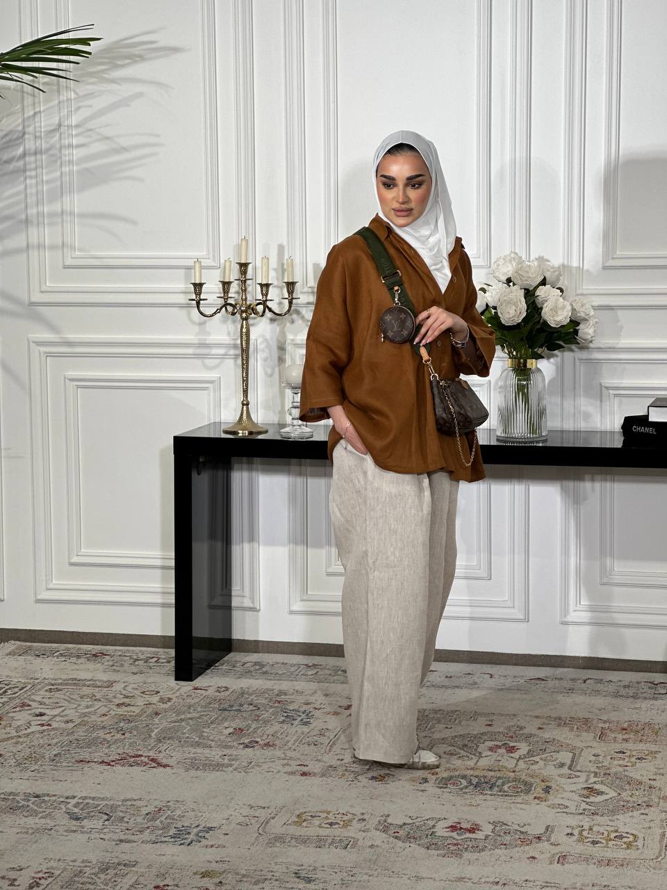طقم بخام لينن مكون من قميص باللون الجملي مع بنطلون بيج .C:J6502 Brown