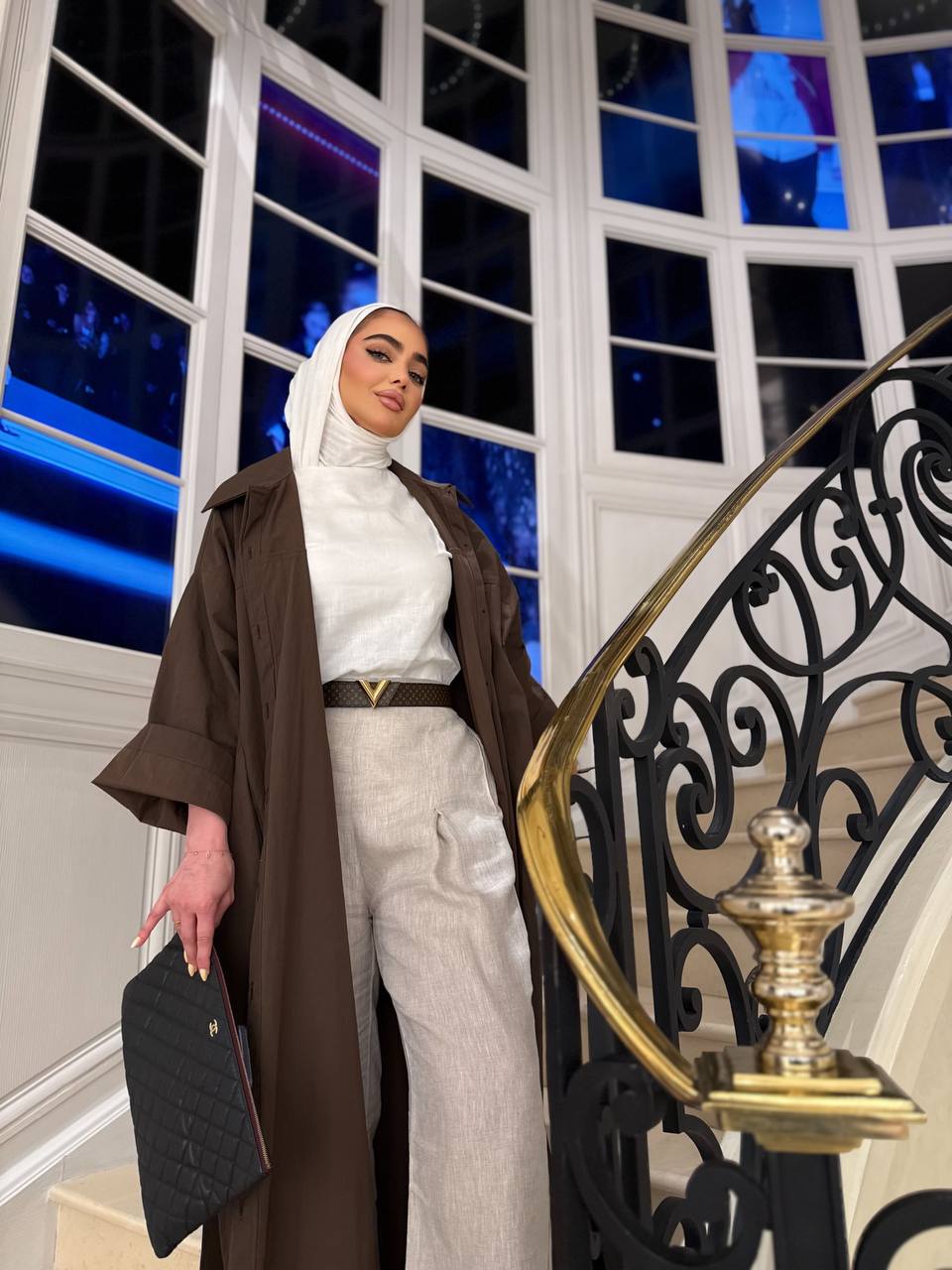 طقم ترنش كوت بني مع بلوزة باللون الابيض و بنطلون بيج