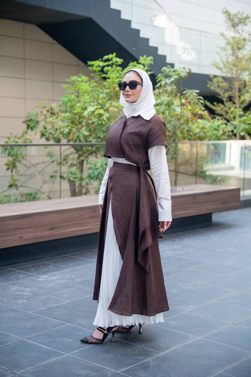 A set consisting of a white shirt, a brown jacket and a skirt. C:J1057