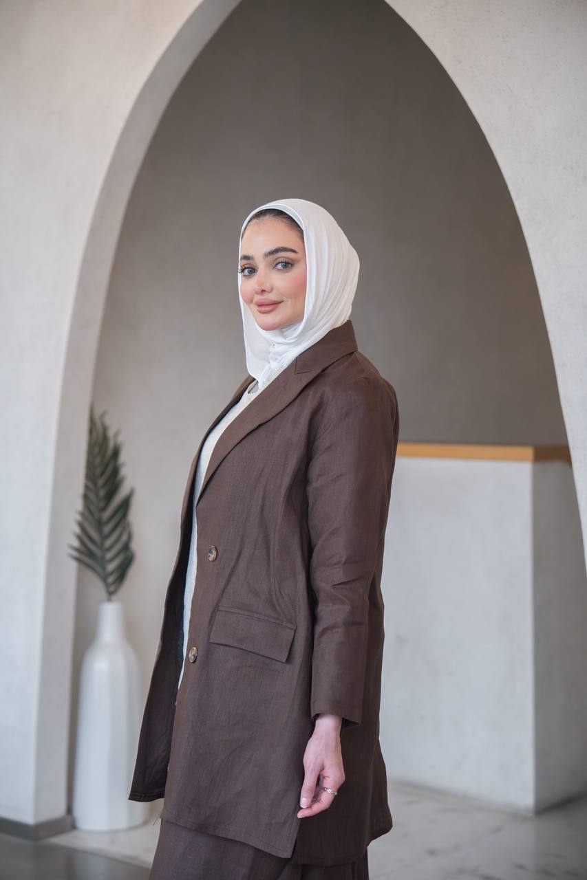 طقم جاكيت و تنورة باللون البني مع بلوزة بيج ، بخام لينن الطبيعي. .C:J1042