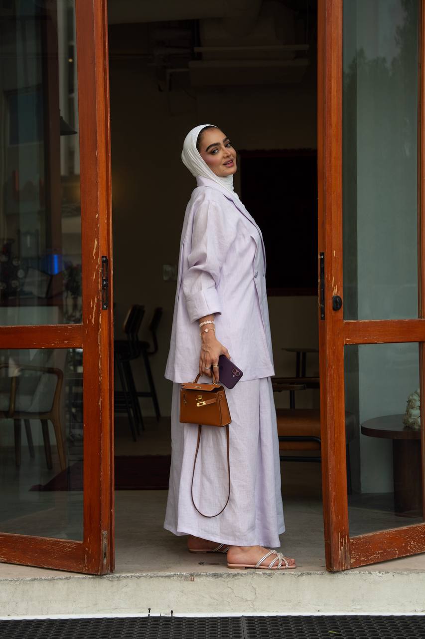 بليزر مع تنورة باللون البنفسجي الفاتح .C:1100
