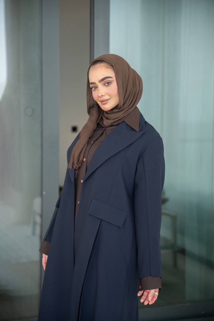 طقم بليزر باللون الكحلي مع طقم داخلي باللون البني