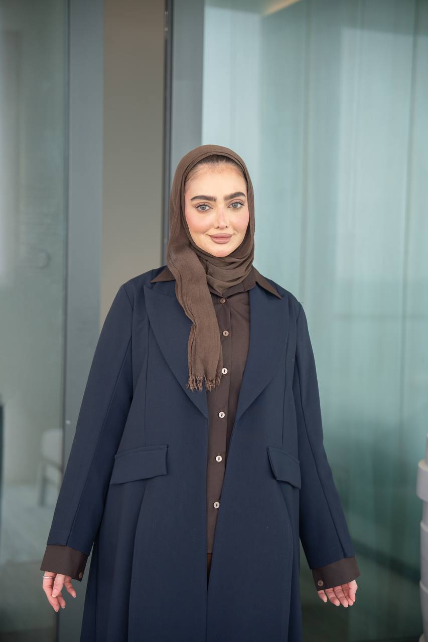 طقم بليزر باللون الكحلي مع طقم داخلي باللون البني