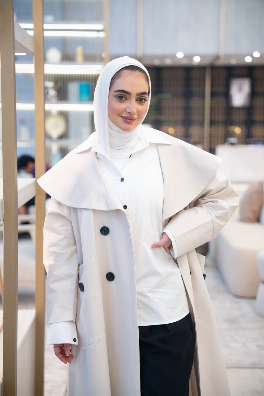 طقم انيق مكون من ترنش كوت مع قميص و بنطلون