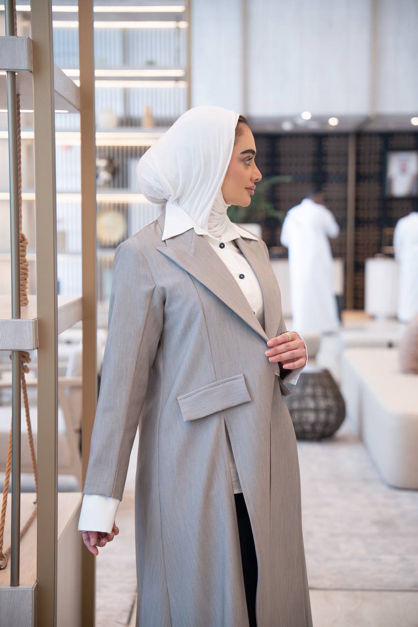 طقم بليزر رمادي مع قميص ابيض و بنطلون اسود .
