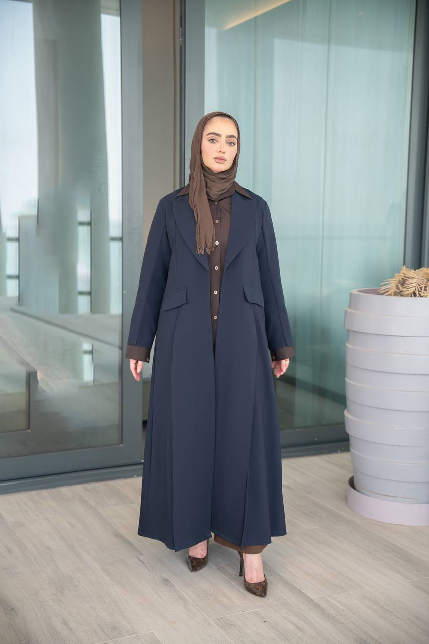 طقم بليزر باللون الكحلي مع طقم داخلي باللون البني