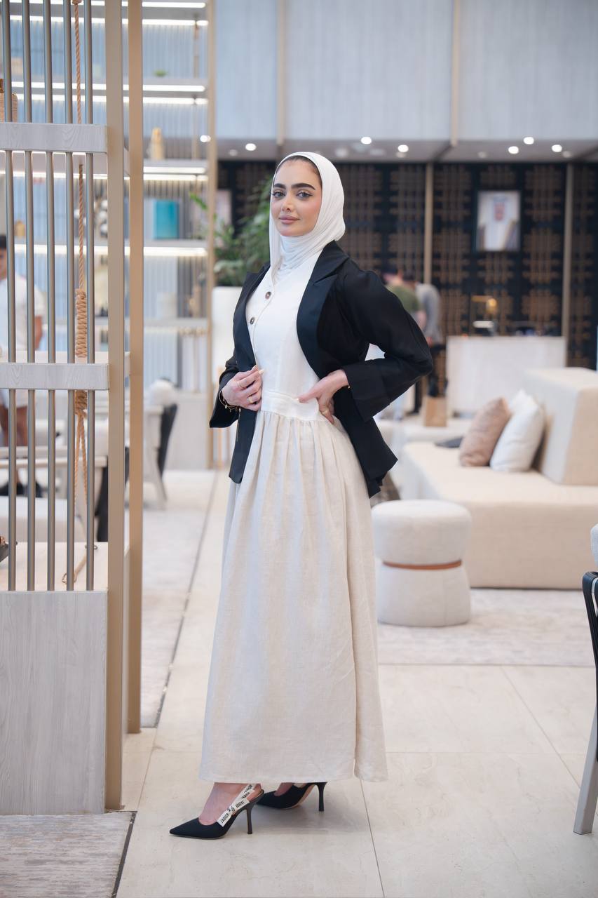 جاكيت اسود مع فستان ابيض و بيج ، بخام لينن الطبيعي .