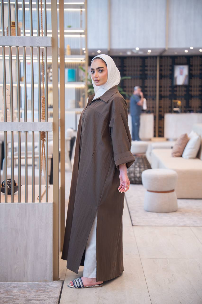 طقم بليزر باللون البني مع قميص و بنطلون كحلي .