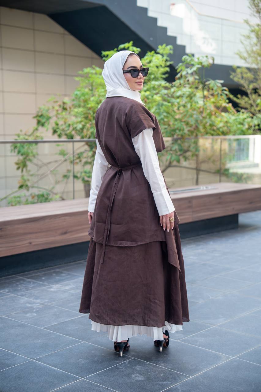 A set consisting of a white shirt, a brown jacket and a skirt. C:J1057