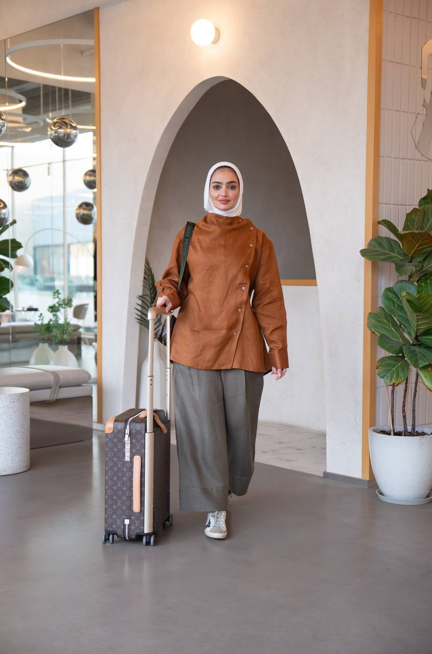 طقم قميص باللون الجملي مع بنطلون زيتي ، بخام لينن C:J1036