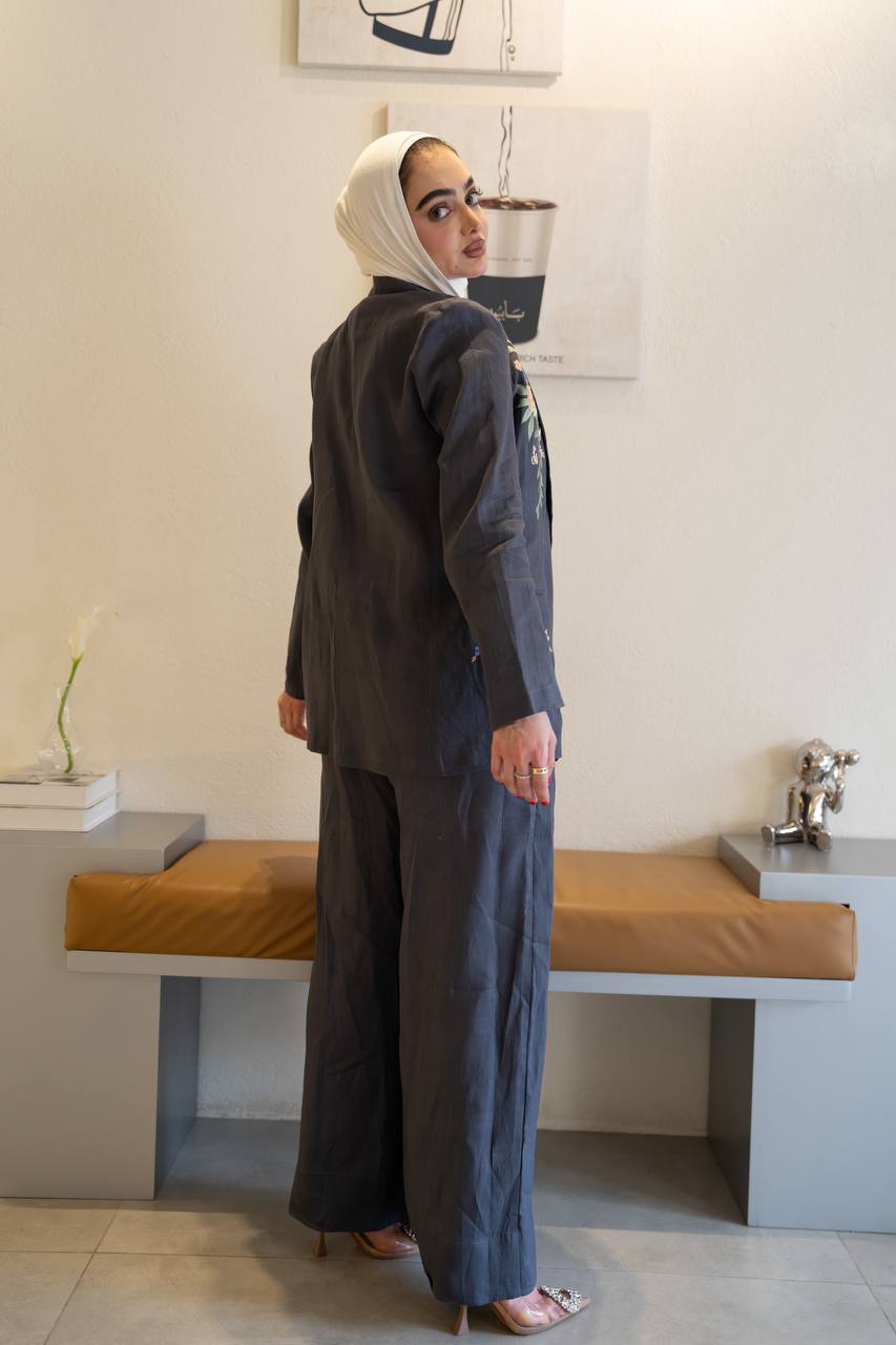 Blazer and trousers set, linen in gray.C:1097