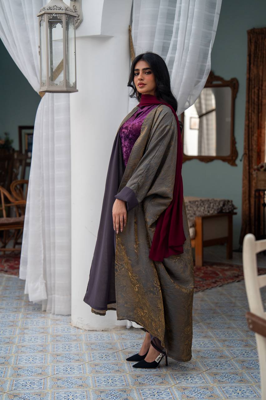 A bisht made of crepe silk. C:J1082