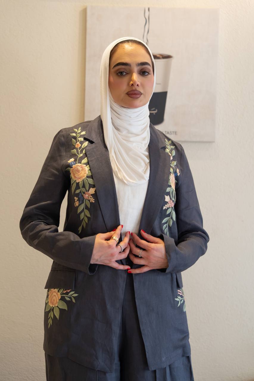 Blazer and trousers set, linen in gray.C:1097