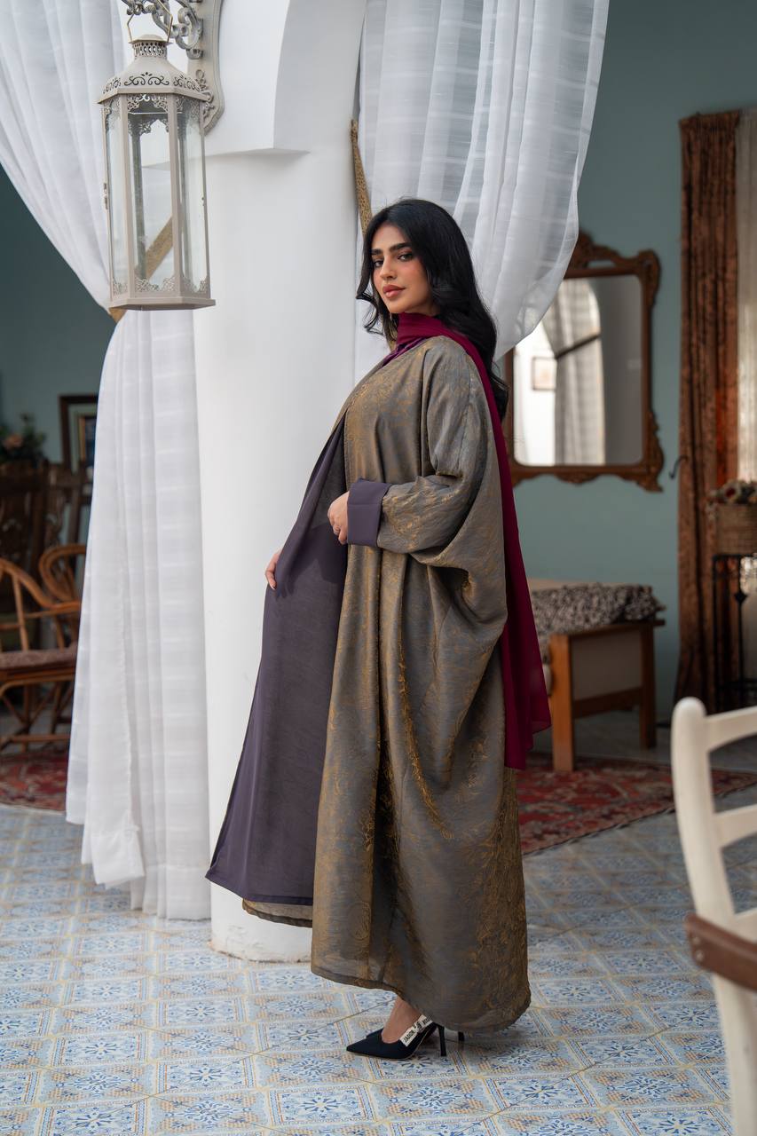 A bisht made of crepe silk. C:J1082
