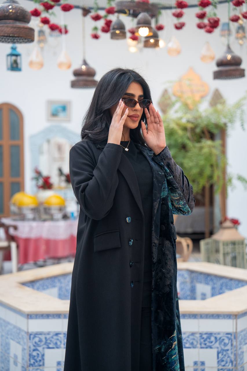 A blazer made of patterned velvet fabric with black crepe.C:j1085