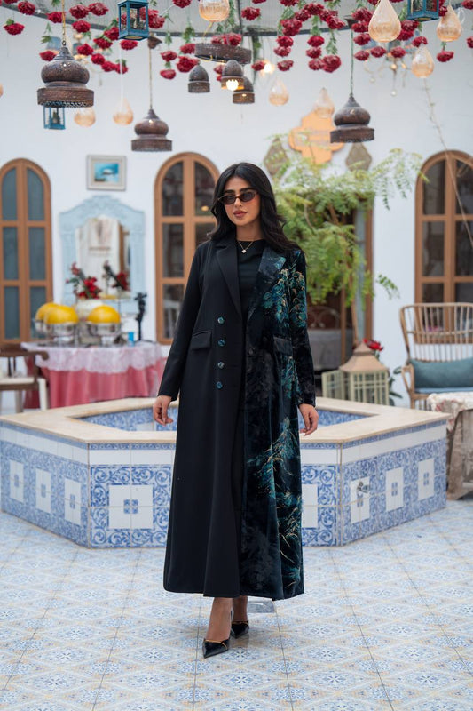 A blazer made of patterned velvet fabric with black crepe.C:j1085