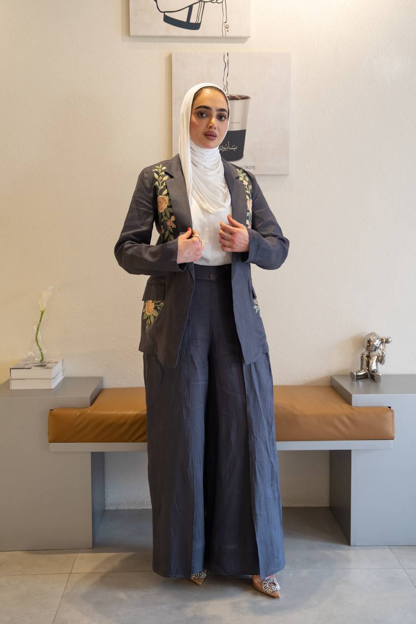 Blazer and trousers set, linen in gray.C:1097