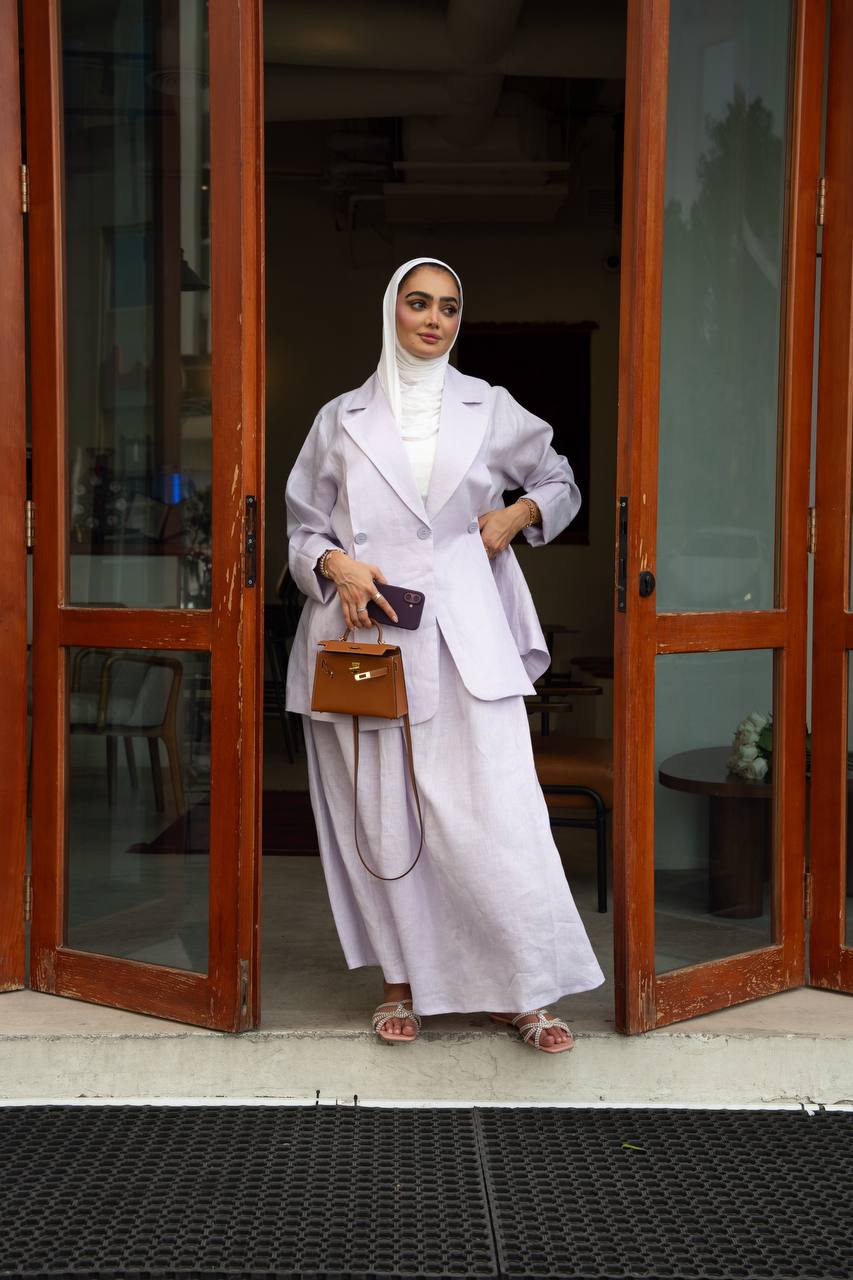بليزر مع تنورة باللون البنفسجي الفاتح .C:1100