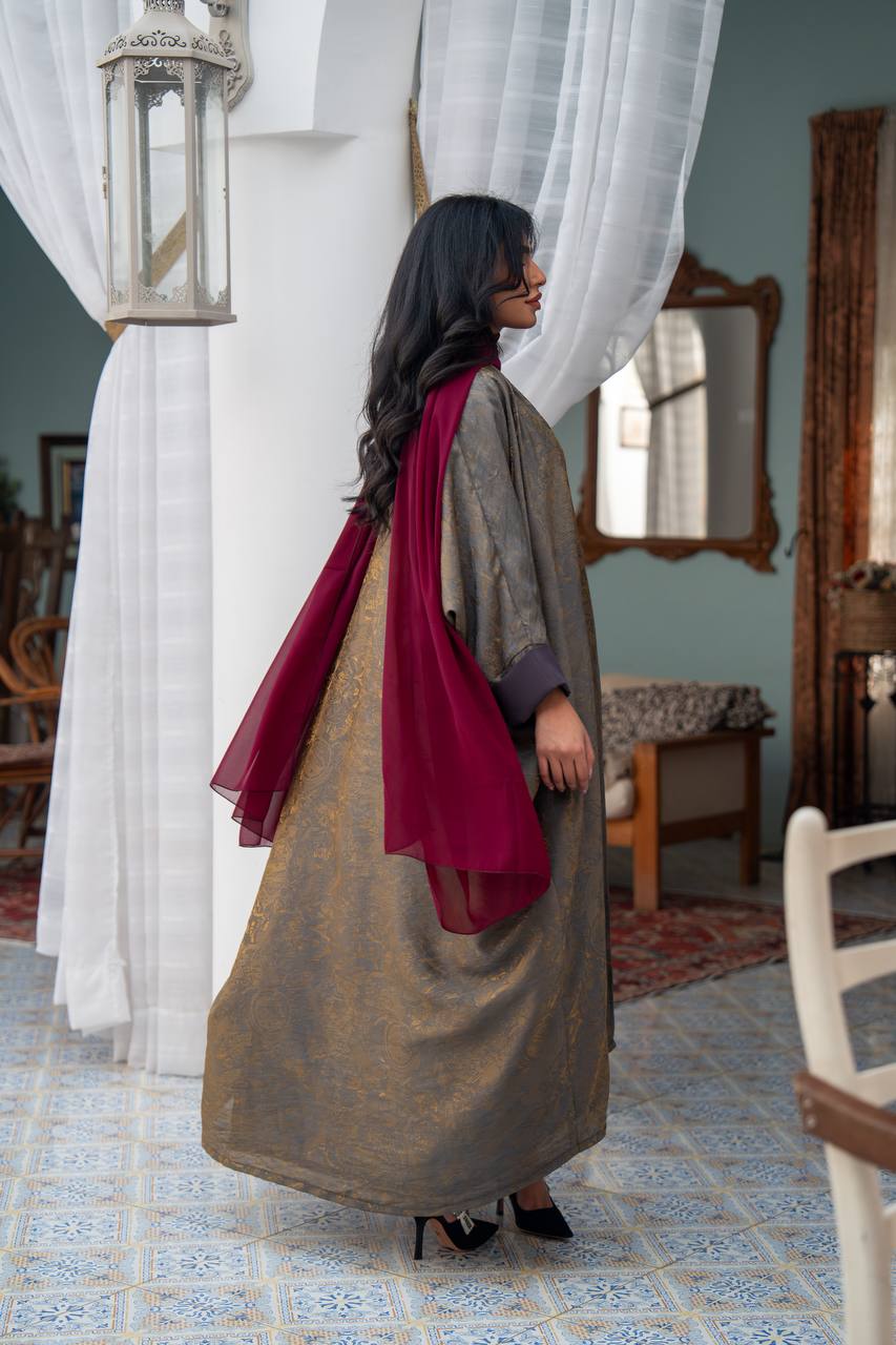 A bisht made of crepe silk. C:J1082