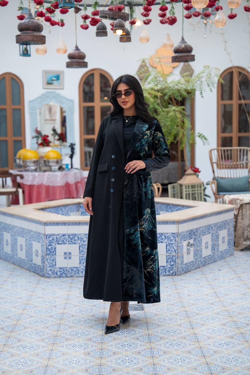 A blazer made of patterned velvet fabric with black crepe.C:j1085