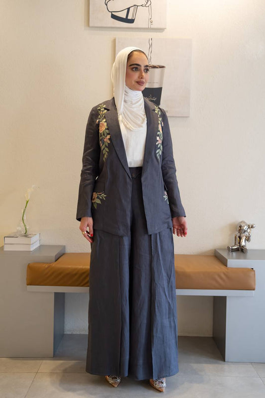 Blazer and trousers set, linen in gray.C:1097