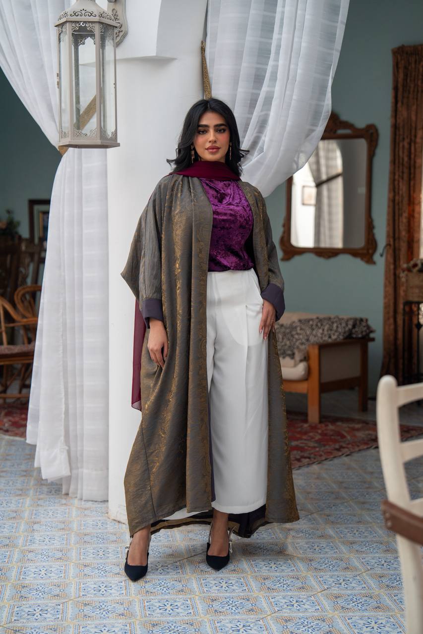 A bisht made of crepe silk. C:J1082