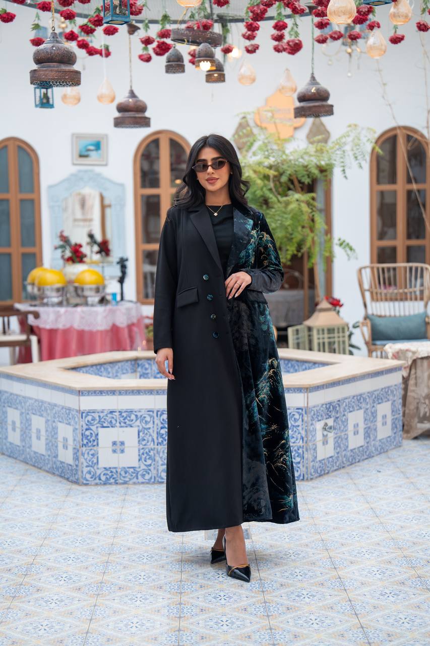 A blazer made of patterned velvet fabric with black crepe.C:j1085