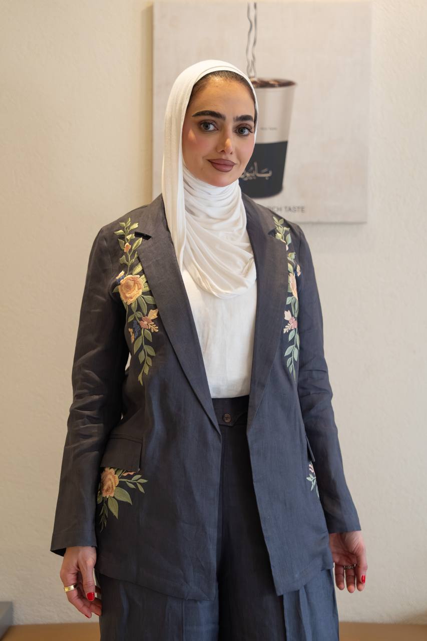 Blazer and trousers set, linen in gray.C:1097