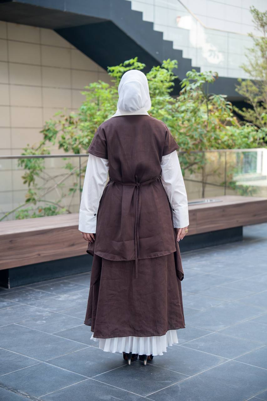 A set consisting of a white shirt, a brown jacket and a skirt. C:J1057