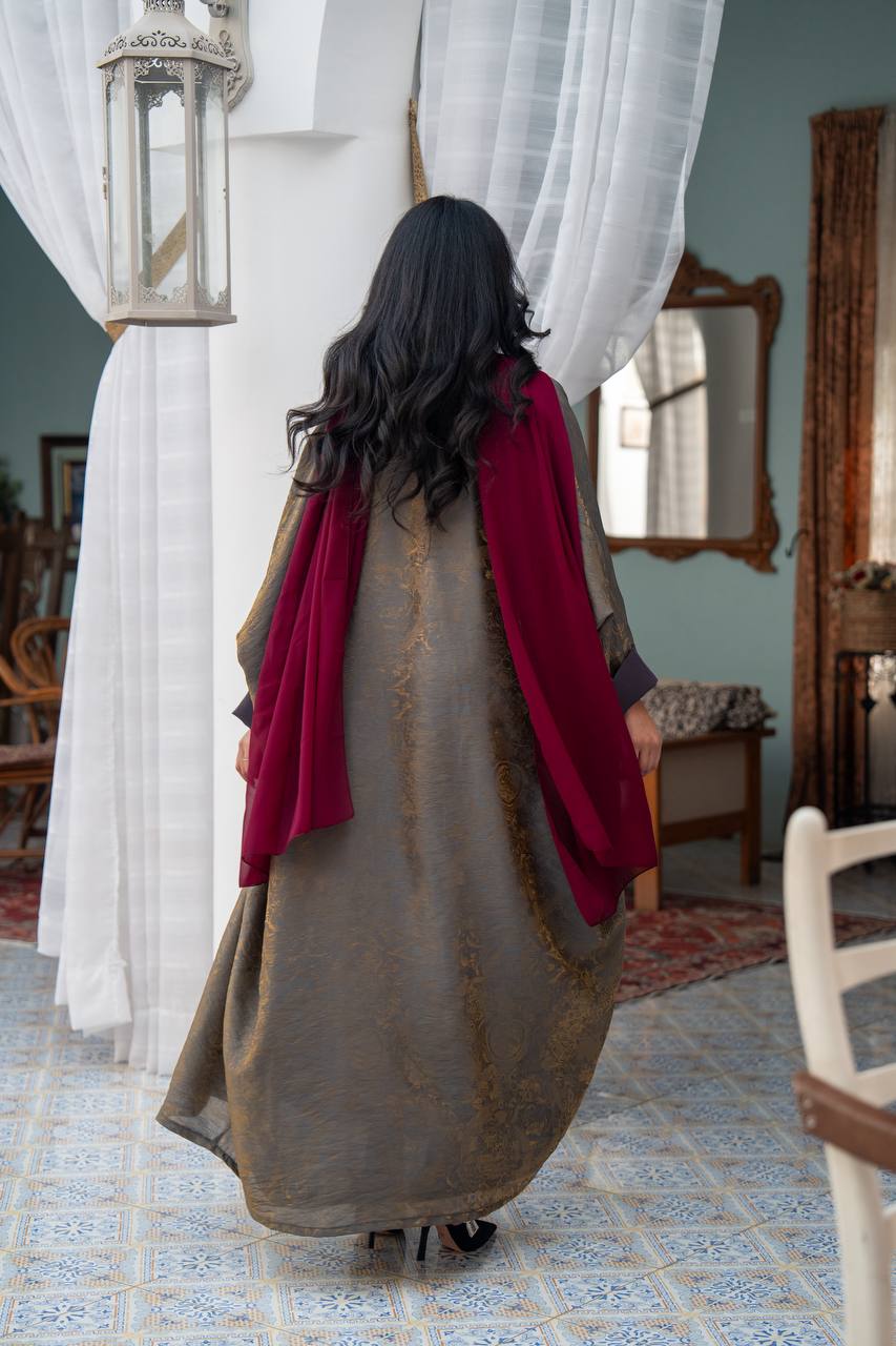 A bisht made of crepe silk. C:J1082