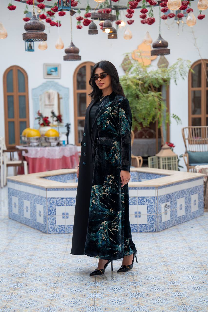 A blazer made of patterned velvet fabric with black crepe.C:j1085