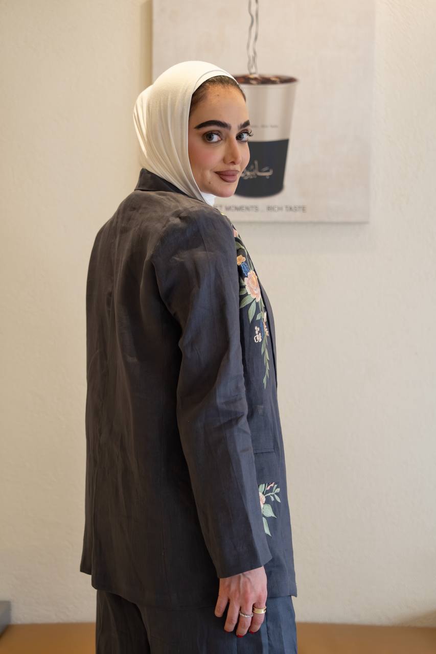 Blazer and trousers set, linen in gray.C:1097