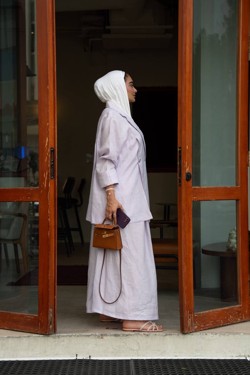 بليزر مع تنورة باللون البنفسجي الفاتح .C:1100