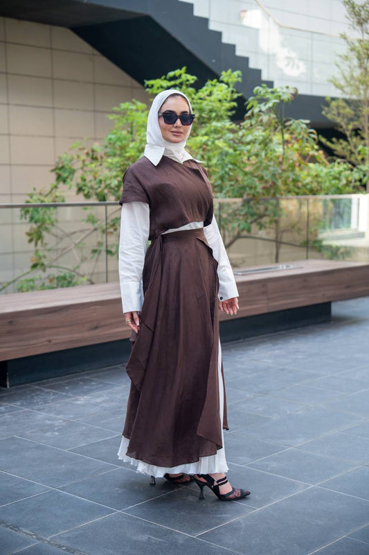 A set consisting of a white shirt, a brown jacket and a skirt. C:J1057