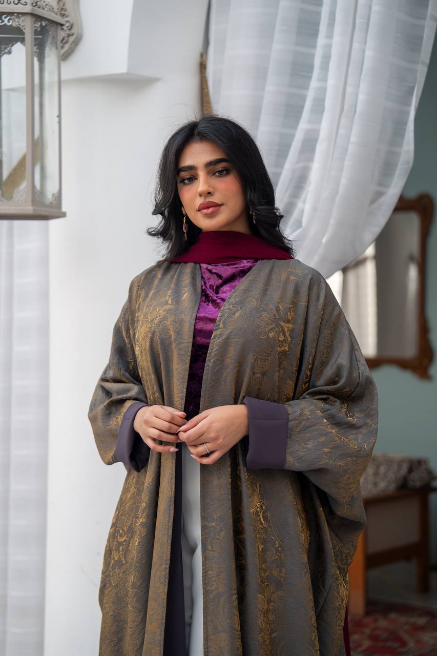 A bisht made of crepe silk. C:J1082