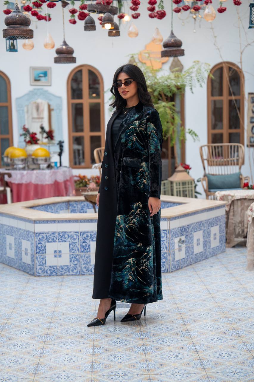 A blazer made of patterned velvet fabric with black crepe.C:j1085