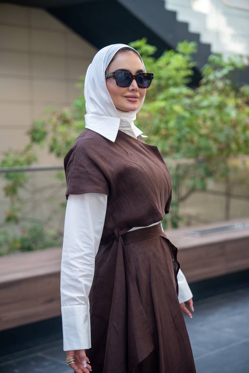 A set consisting of a white shirt, a brown jacket and a skirt. C:J1057
