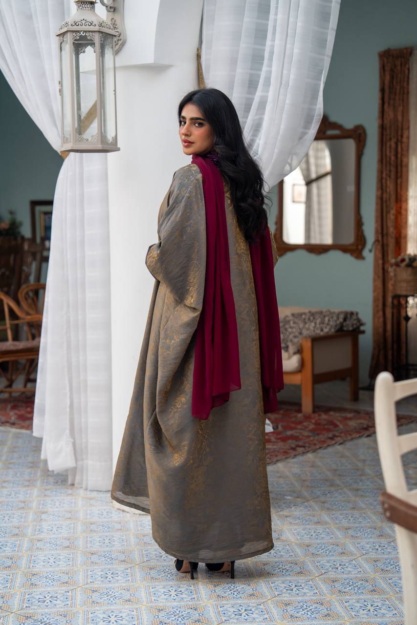 A bisht made of crepe silk. C:J1082