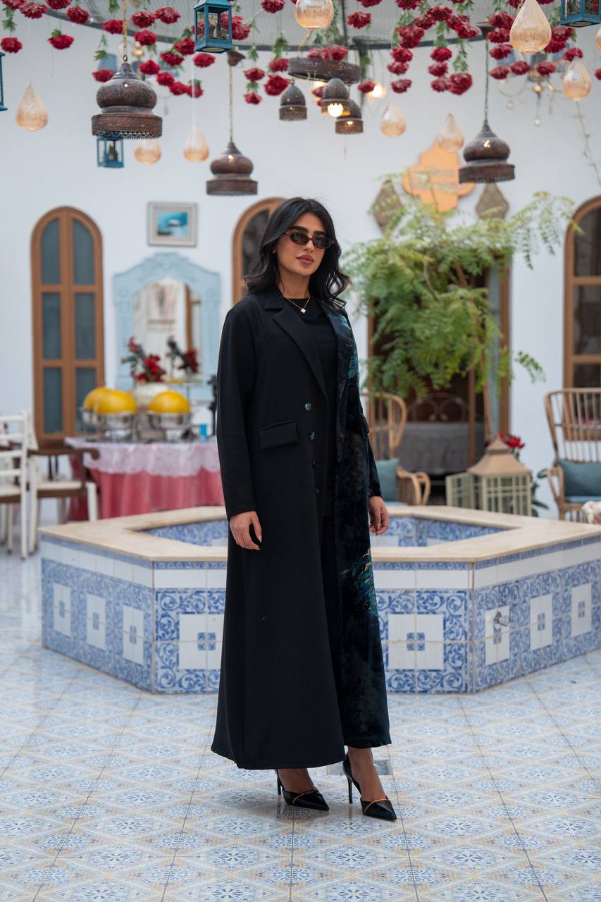 A blazer made of patterned velvet fabric with black crepe.C:j1085