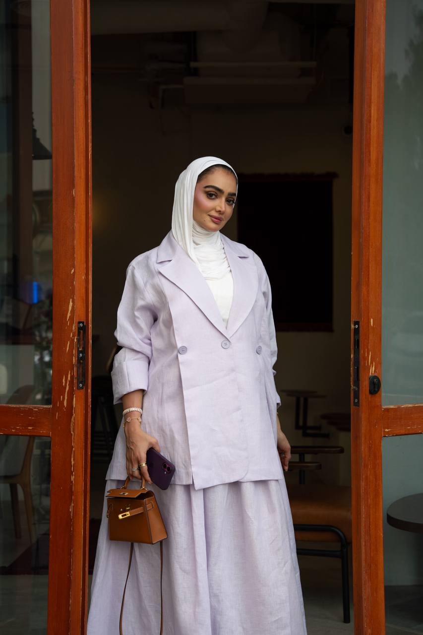 بليزر مع تنورة باللون البنفسجي الفاتح .C:1100