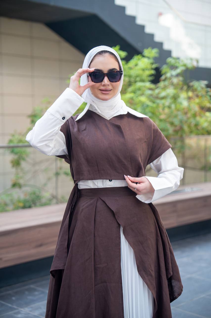 A set consisting of a white shirt, a brown jacket and a skirt. C:J1057