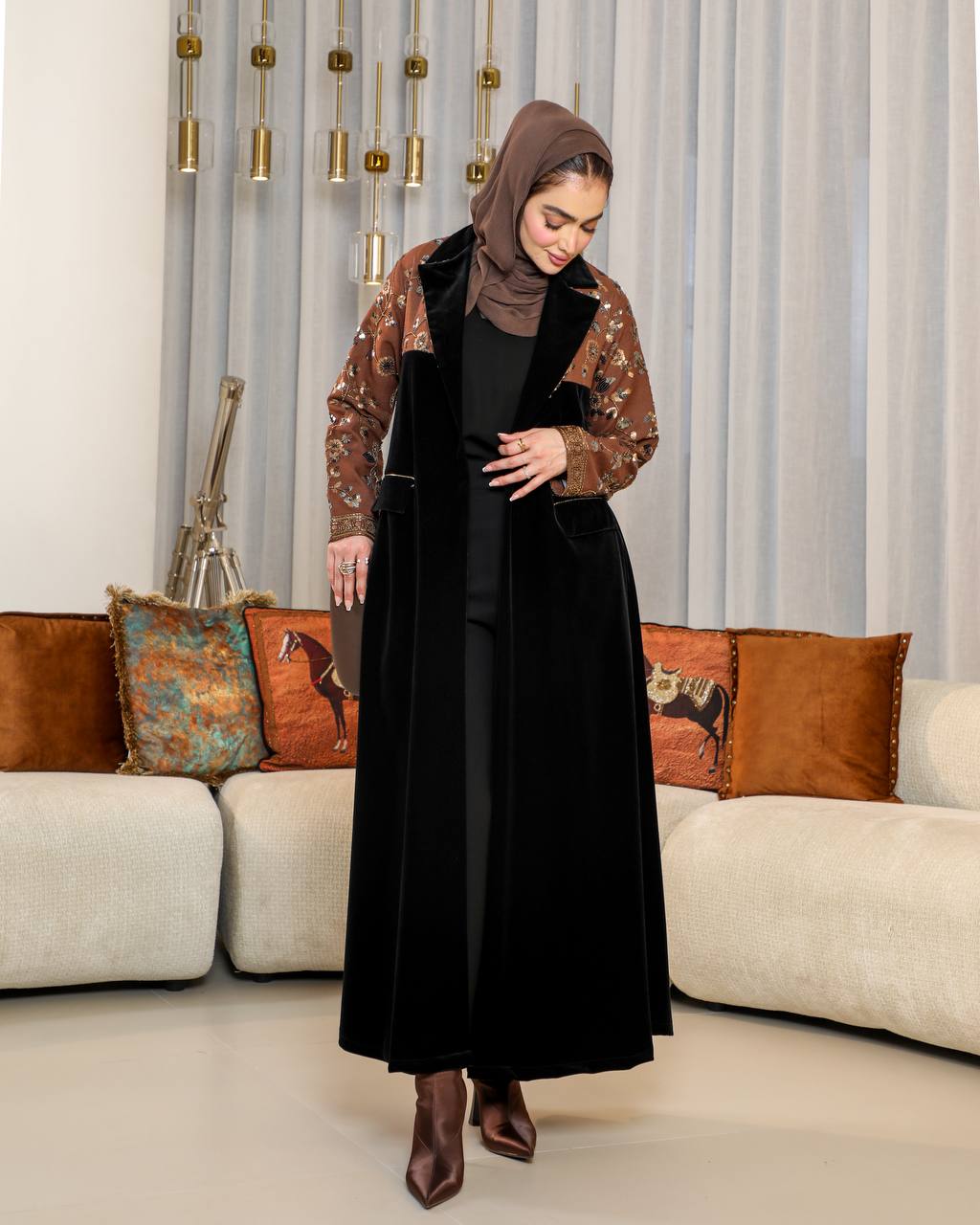 Black velvet blazer with embroidered crepe. C:J1073