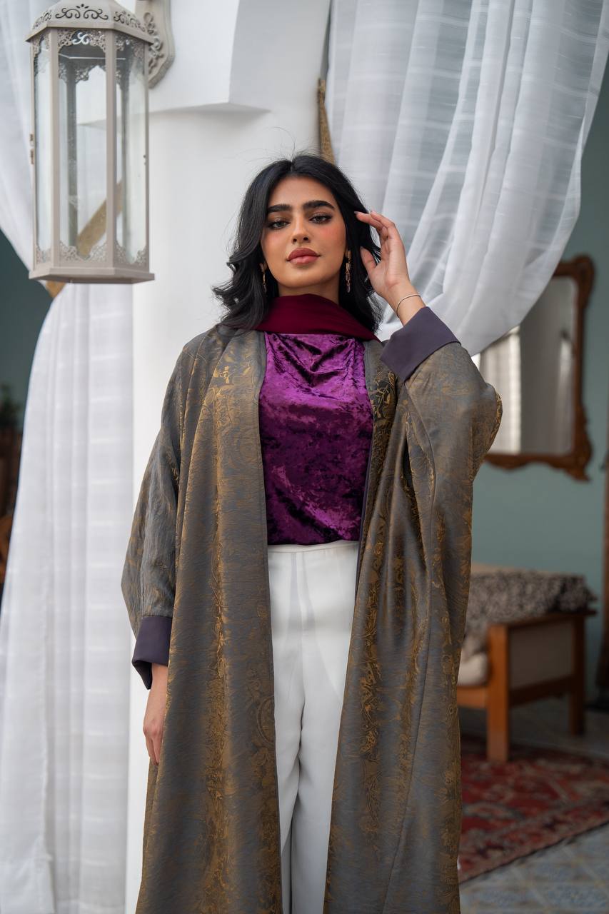 A bisht made of crepe silk. C:J1082