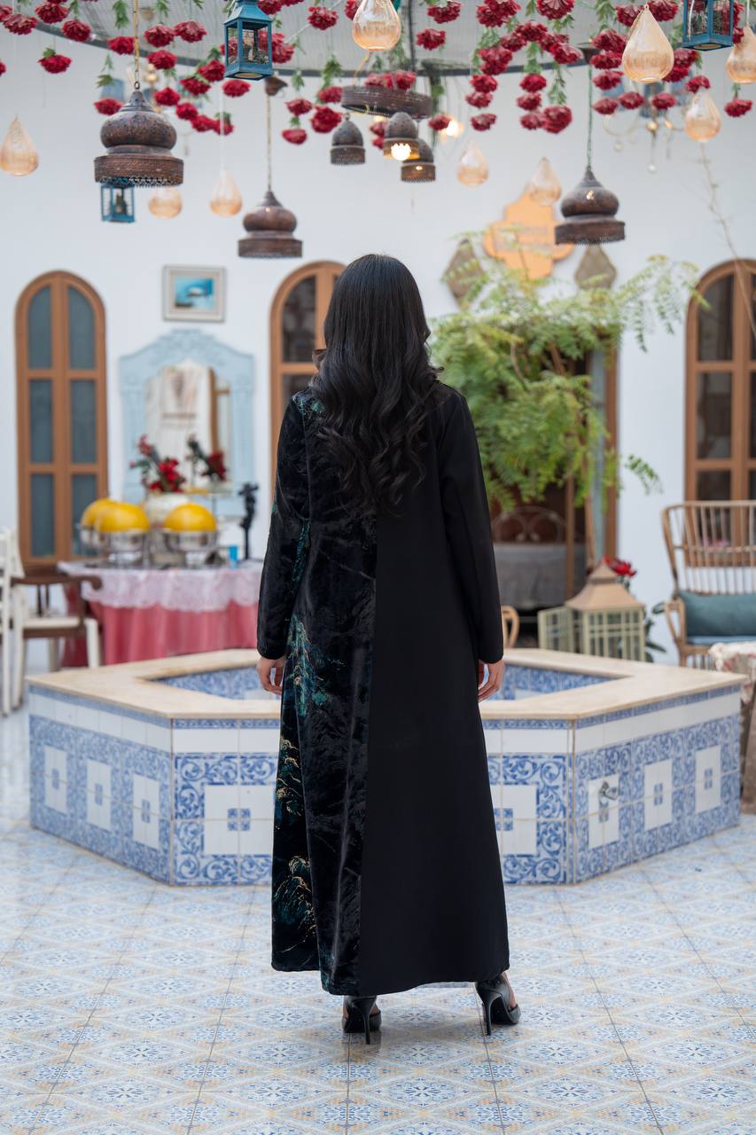 A blazer made of patterned velvet fabric with black crepe.C:j1085