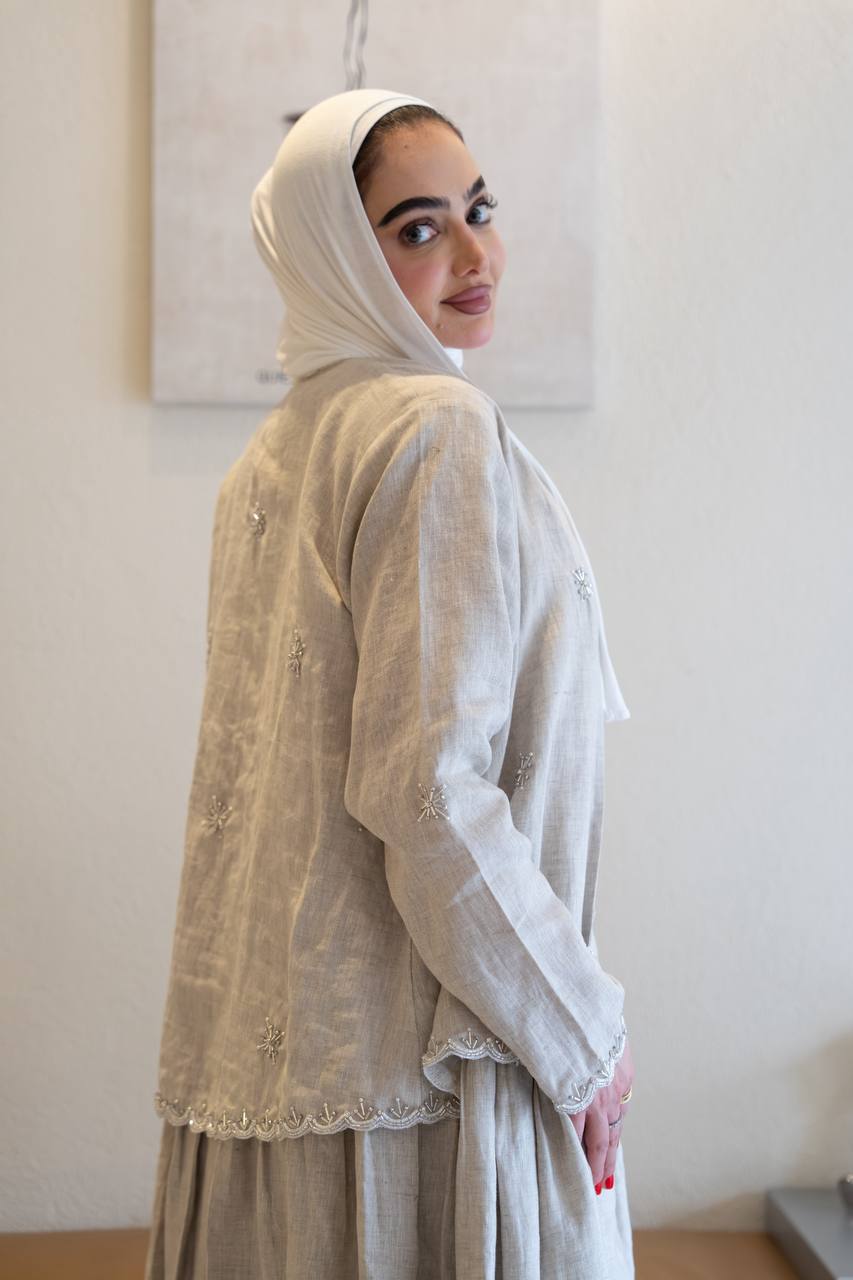 ترنش كوت لينن باللون البيج الفاتح مع شك يدوي . C:J1081